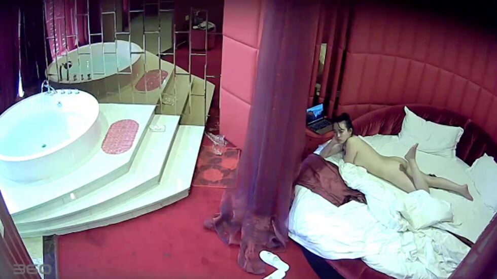360监控偷拍中年男上司和身材丰满的女下属情趣酒店啪啪啪. 海报