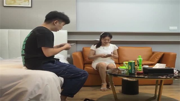 粉丝疯狂追捧！万众期待的极品良家素人惊艳下海 海报