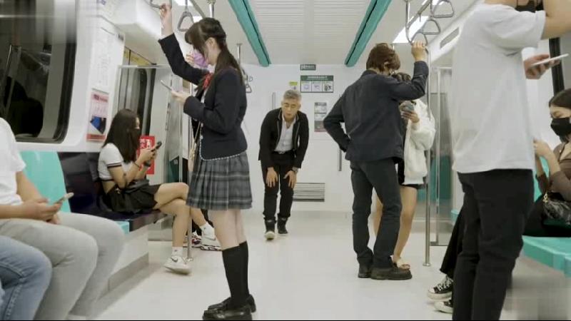 國產影片 透明人電車癡漢猥褻清純蘿莉JK 海报