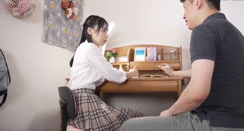 無碼-妹妹沒性經驗找哥練習弄到內褲溼淋淋 爽到偷偷把肉棒給放洞插進去了. 時田亞美 海报
