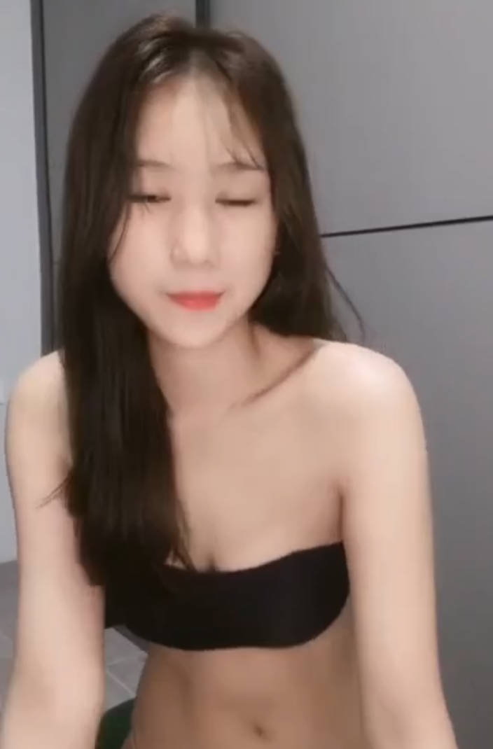 ❤️❤漂亮小姐姐，最近约的男炮友，带回家操逼，黑丝美腿，抓屌小舌头舔，跪在椅子后入，爆怼骚穴 海报