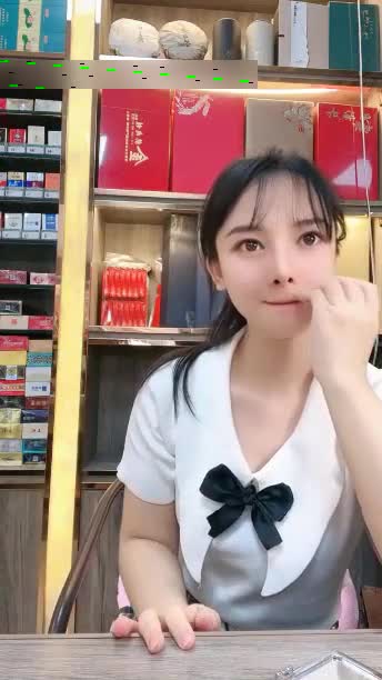 2024年4月，新人，烟酒店的老板娘，【羊羊】，生意不好做，一上午也没人，自己脱光赚点儿外快1 海报