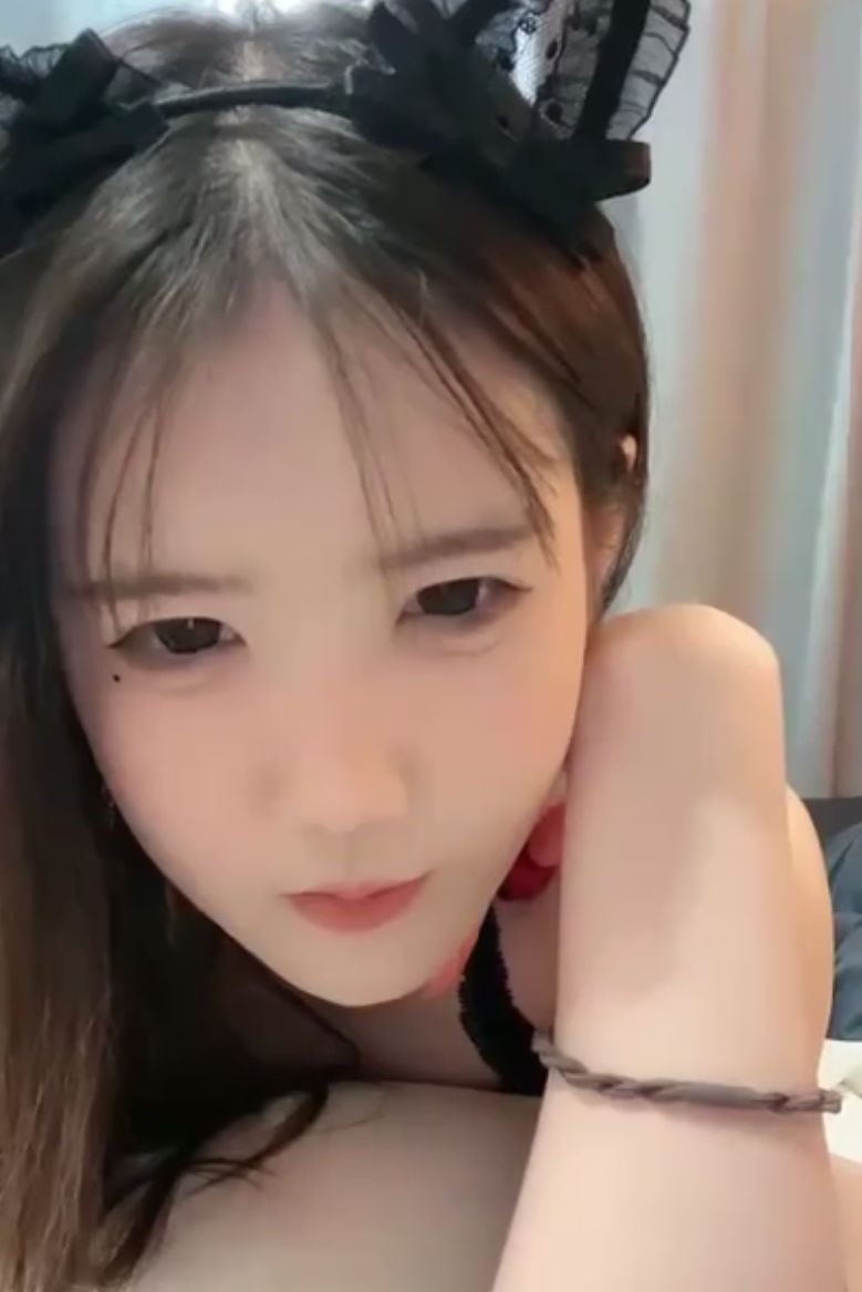 小虎牙甜美清纯妹妹，在家发骚玩跳蛋，震动粉嫩小穴，抬起双腿塞入，低低呻吟，闭眼享受 海报