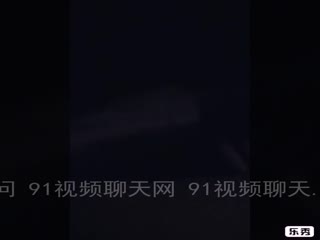 约了一个已为人母的漂亮小骚逼，吃鸡巴狠狠的操她，叫的好骚 海报