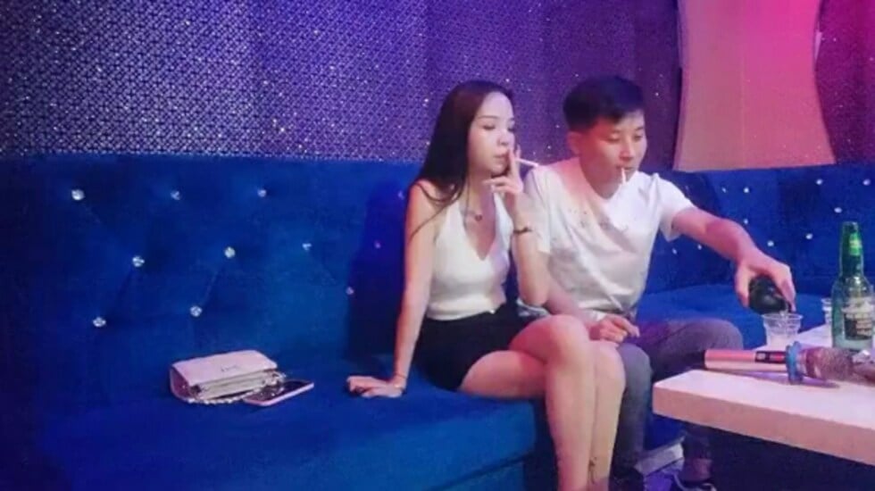 陈先生KTV唱歌啪啪大长腿妹子脱掉裤子摸逼掰穴,拉手后入[抽插猛操 海报
