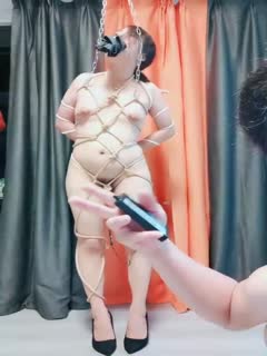 调教人妻电击小骚逼，全程露脸全身捆绑束缚屌起来玩弄骚穴，电击阴唇高潮抽插不断 海报