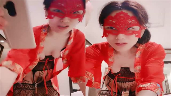 爆乳人妻穿连体网袜勾引洋老公，被按在沙发上狂操到潮吹喷水 海报