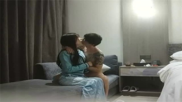 利哥探花极品嫩妹 蜜桃臀水润多汁 诱惑姿势让人欲罢不能 海报